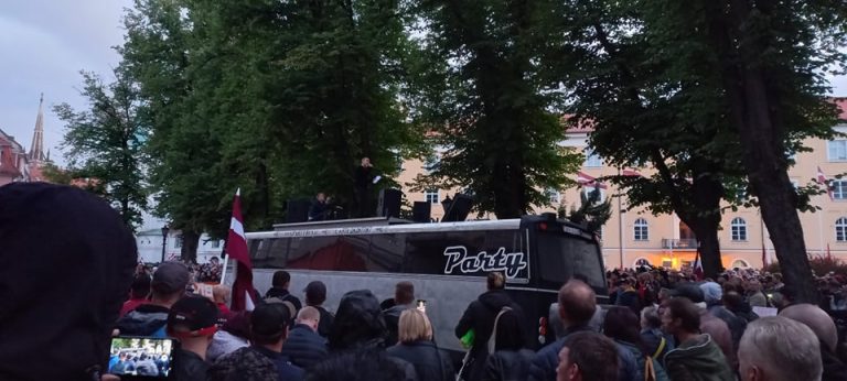 Многотысячный протест, родители против «странного» мурала, орден солнца Паулсу, французская Ривьера в огне и другие новости дня