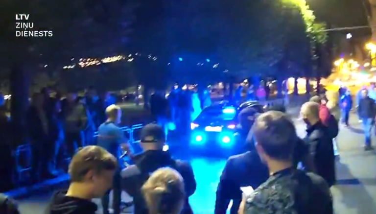 ВИДЕО: протестующий разбил стекло в полицейской машине у здания Кабинета министров