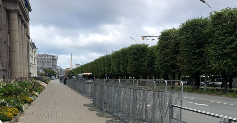 ФОТО: у здания Кабмина выставлено ограждение, в Старой Риге уже собираются люди