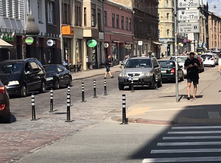 Мэр Риги: столбики нужны для безопасности велосипедистов