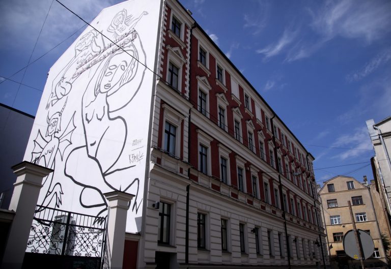 Собраны подписи за ликвидацию мурала с элементами «ню». Теперь слово за Рижской думой