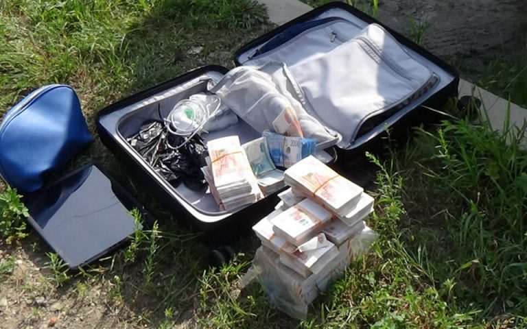 Предприниматель в Еврейской автономной области забыл чемодан с 15 млн рублей