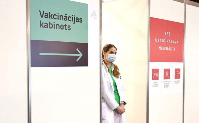 Под угрозой очное обучение в вузах Латвии. Вакцинировано лишь 40% студентов