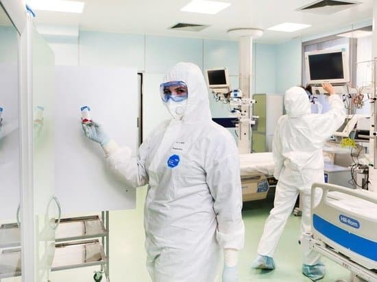 Врач объяснил, почему мужчины умирают от COVID-19 чаще женщин