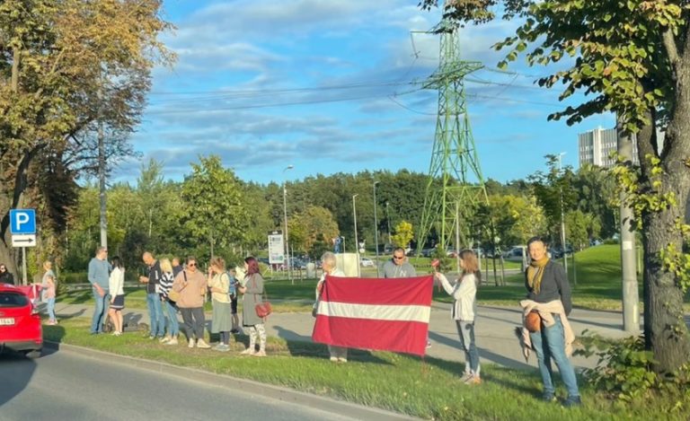 Жители Латвии вышли на акцию «Балтийский путь — против обязательной вакцинации»