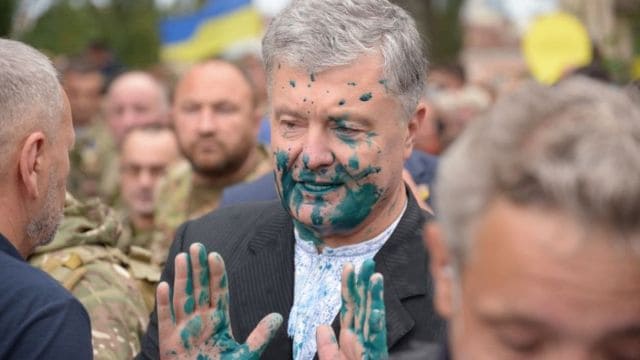 Порошенко облили зеленкой в центре Киева. Он обвинил в этом Зеленского (ВИДЕО)