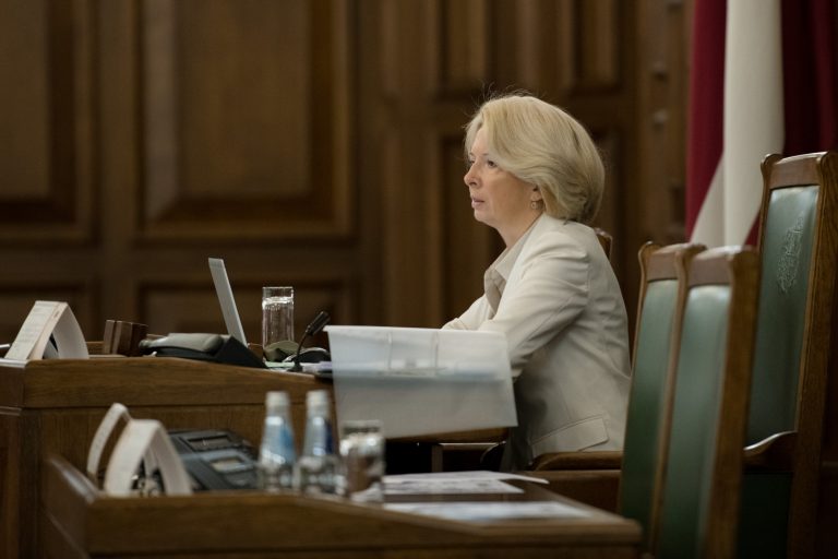 Непривитые депутаты смогут участвовать в заседаниях Сейма с негативным COVID-тестом