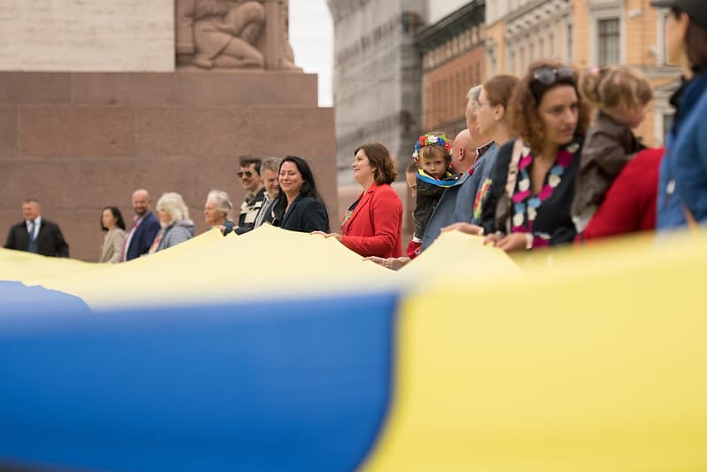 ФОТО: у памятника Свободы растянули огромный флаг Украины в честь 30-летия ее независимости