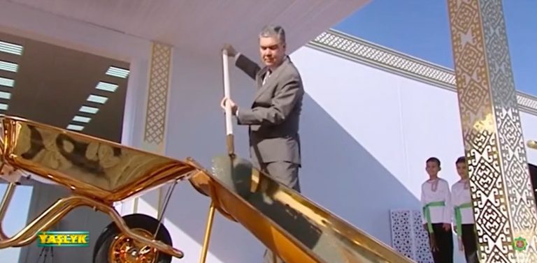 ВИДЕО: президент Туркменистана заложил золотую капсулу золотой лопатой