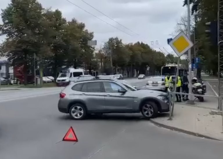 ВИДЕО: пьяная водитель на BMW X1 врезалась в металлическое ограждение в Риге