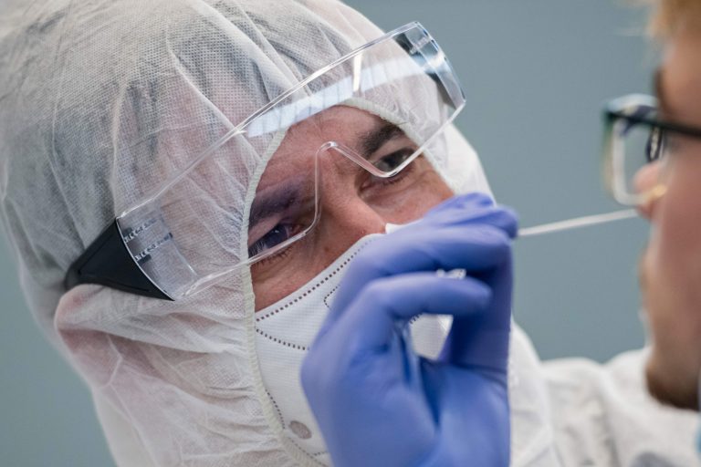 Депутаты Сейма концептуально поддерживают «очную работу с тестом». Медики предупреждают о рисках