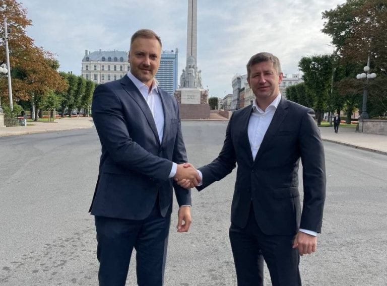 Вячеслав Домбровский и Сандис Гиргенс объединились в партию «Республика»
