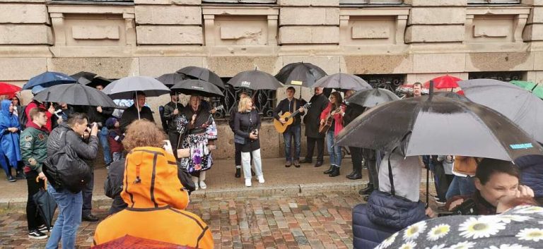 Шлесерс собрал на Домской площади песенный протест