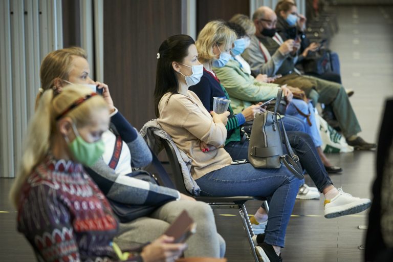 47% взрослого населения Латвии полностью вакцинировались от COVID