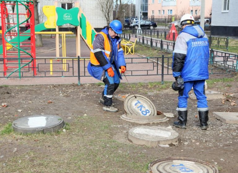 В Питере чугунные люки стали менять на полимерные, чтобы их перестали красть