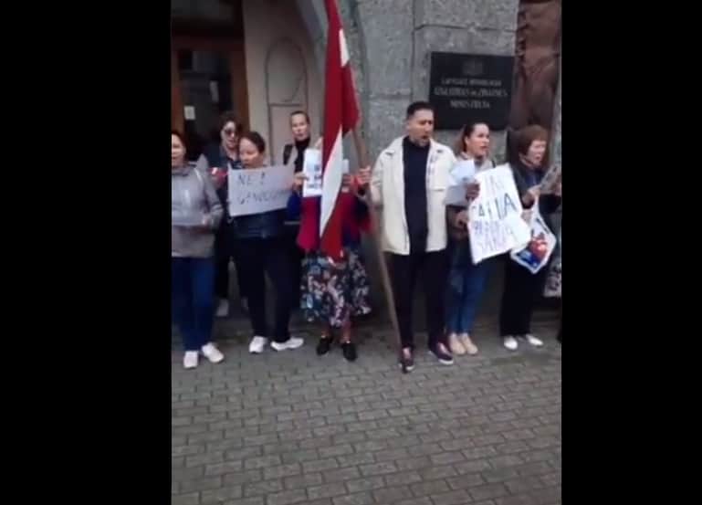 «Пандемии нет! Отменить ограничения!»: на пикет в Риге вышли COVID-диссиденты (ВИДЕО)