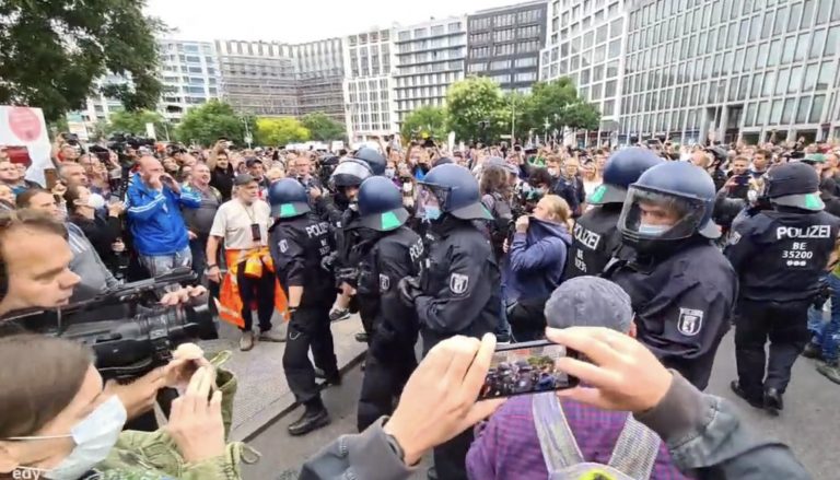 В Берлине акция против COVID-ограничений закончилась стычками с полицией (ФОТО и ВИДЕО)