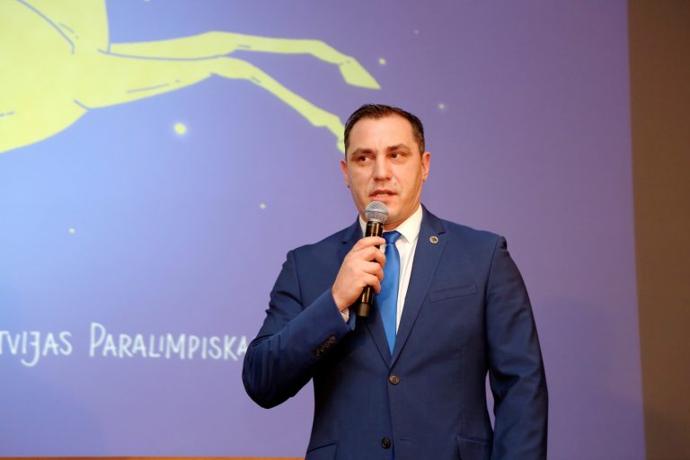Парламентский секретарь МОН своим мнением задел паралимпийцев. Его призвали уйти в отставку