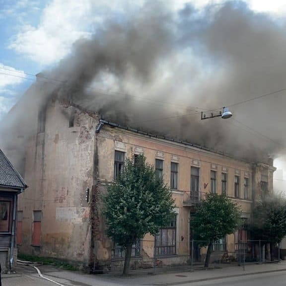 В Айзпуте пожарные борются с огнем в двухэтажном доме (ФОТО и ВИДЕО)