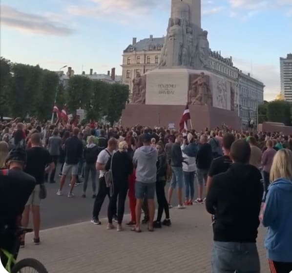 «Свободу!»: в центре Риги собралось несколько сотен противников обязательной вакцинации (ВИДЕО)