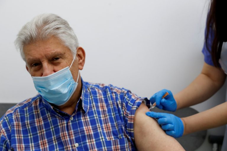 Зачем убеждать пожилых людей вакцинироваться от COVID-19? Отвечают медики