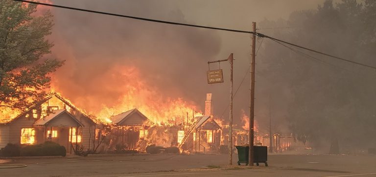 Пожар Dixie стал шестым по величине в истории Калифорнии (ФОТО и ВИДЕО)