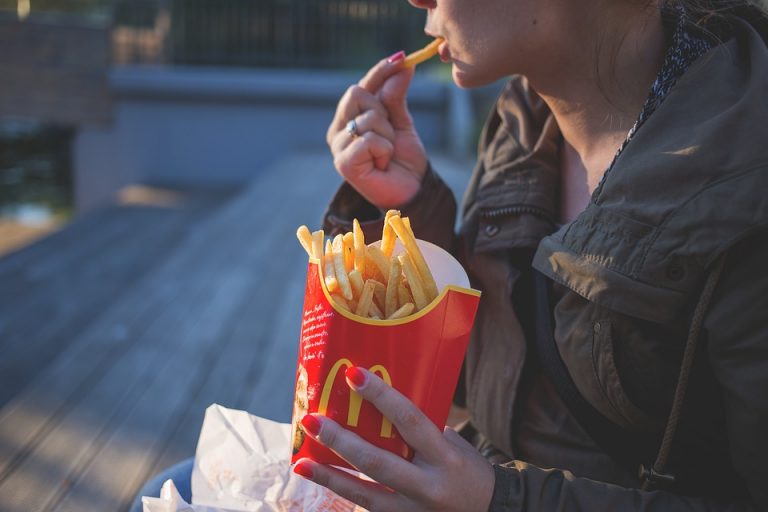 Россиянка подала в суд на McDonald’s за искушение во время поста