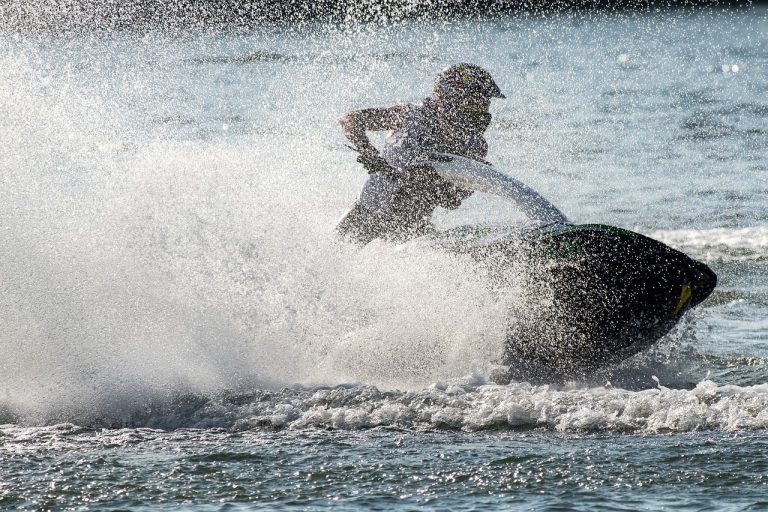 В Видземе погиб мужчина, катавшийся на камере за водным мотоциклом