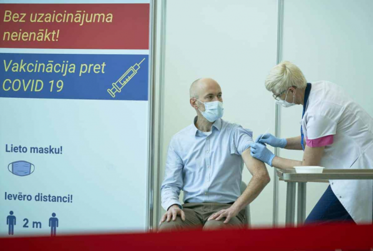Более 700 тысяч латвийцев полностью привиты от COVID. Павлютс призвал вакцинироваться