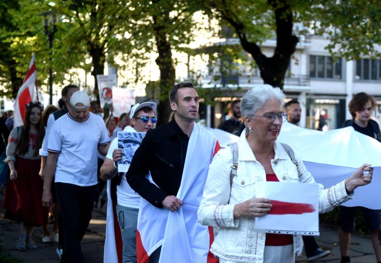 «Жыве Беларусь!»: в Риге прошла акция в поддержку белорусского народа (ФОТО и ВИДЕО)