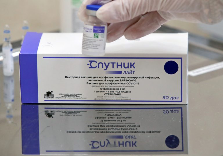 Бюро вакцинации: человек, привитый «Спутником» в Латвии, не считается вакцинированным