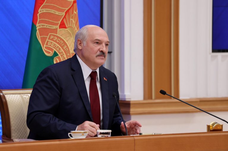 Лукашенко пообещал скоро уйти с поста президента и «никого не проталкивать»