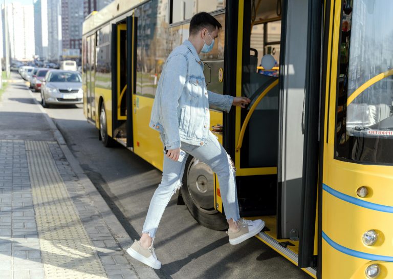 Инфицированные COVID-19 ездили на автобусе из Засы в Екабпилс и из Екабпилса в Нерету