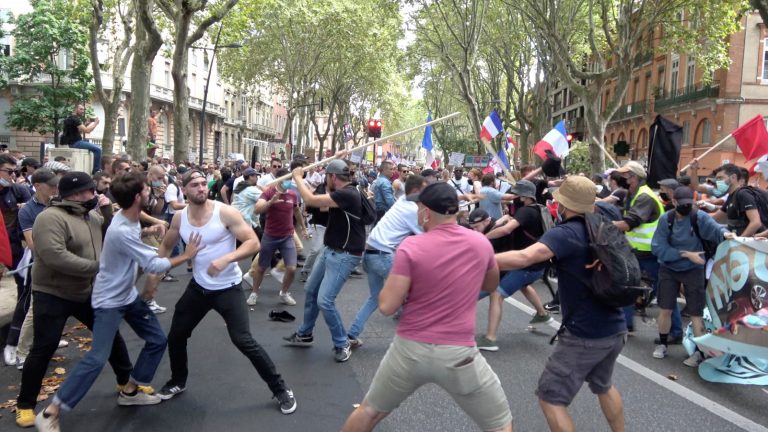 Во Франции прошла стотысячная акция протеста против COVID-ограничений