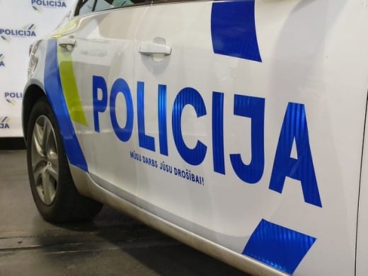 В Кандаве нетрезвая женщина ела чужую еду в кафе и поломала полицейский инвентарь