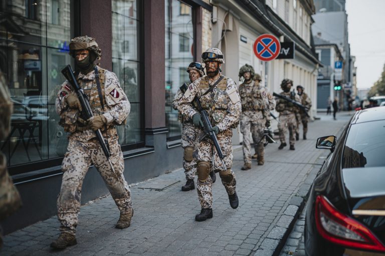 В Минобороны извинились за неудобства и объяснили важность военных учений в Риге