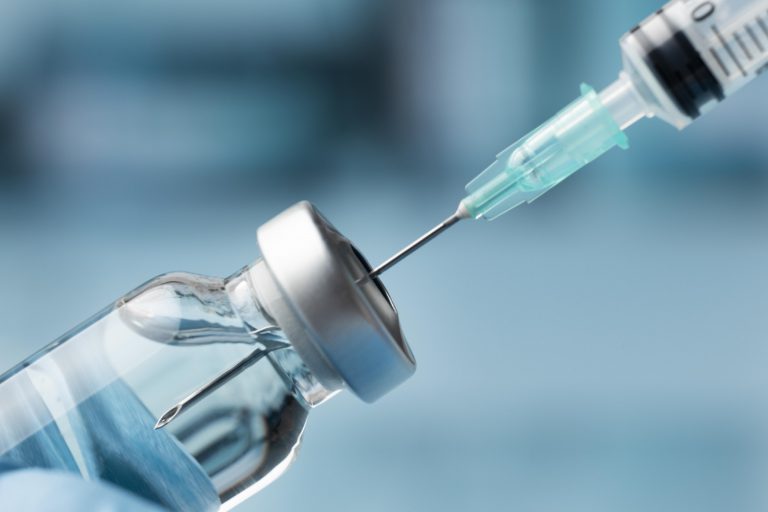 Правительство снова обсуждает обязательную COVID-вакцинацию