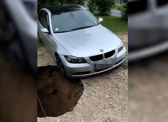 Машина чуть не упала: в Риге снова под землю провалился асфальт