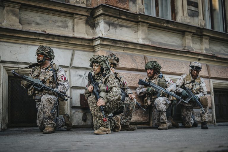 Выездная вакцинация в Риге, коллекторы в RNP, снова военные учения, 42% вакцинированных и другие новости дня