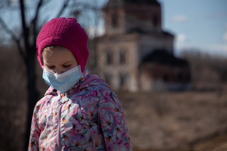 В Латвии за сутки выявлено 697случаев COVID, семь человек скончались