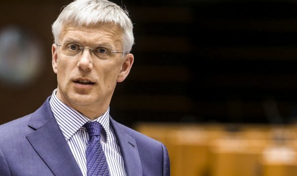 Премьер потребовал уточнить и упростить правила эпидемиологической безопасности