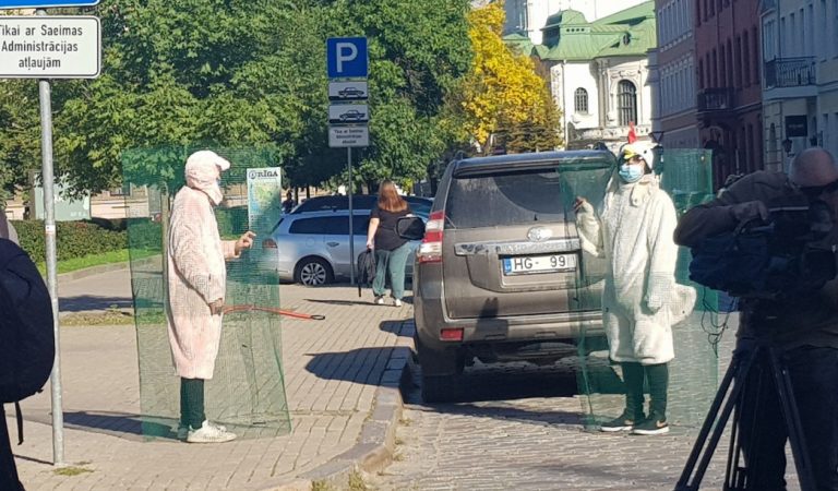 Поставка Johnson, вагоны для вакцинированных, активисты у Сейма, имена для львят и другие новости дня