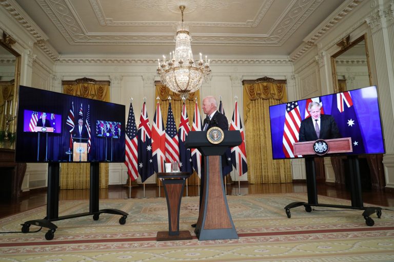 США, Австралия и Великобритания образовали оборонный союз, Франция возмущена