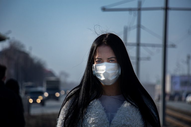 В Латвии за сутки выявлено 596 случаев COVID, четыре человека скончались
