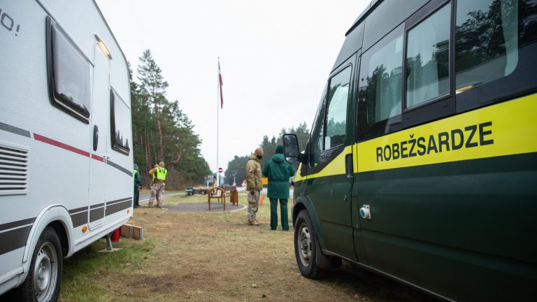 В среду пограничники не пустили в Латвию 28 мигрантов, 7 человек пересекли границу
