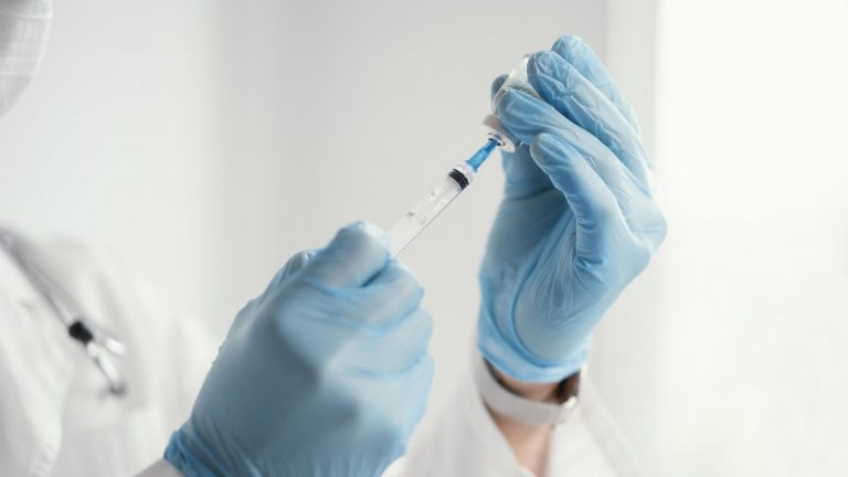 Хотя бы одну дозу вакцины от COVID-19 в Латвии получили уже 47% жителей