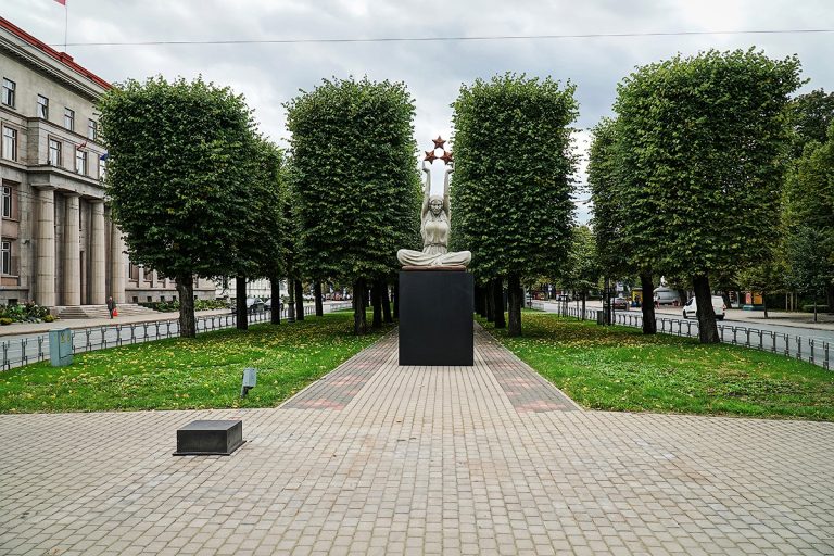 Новый взгляд на аллею Бривибас: в Риге проходит выставка работ молодых латвийских художников (ФОТО)