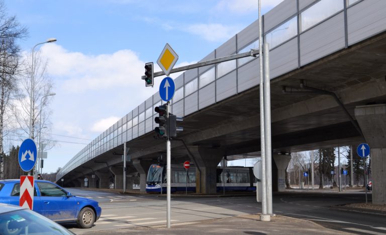 До октября ограничено движение под Воздушным мостом