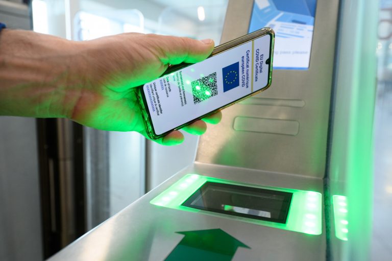 В Италии людям без COVID-сертификата запретили работать