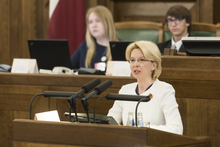 Мурниеце: COVID-сертификата нет у пятерых депутатов Сейма